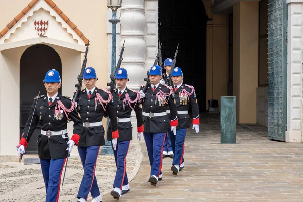 Monako Sarayı 'nda nöbetçi değişimi.