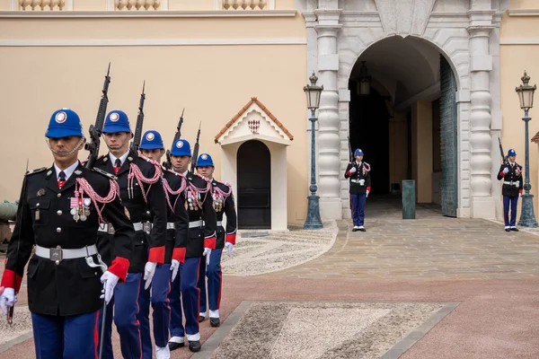 Monako Sarayı 'nda nöbetçi değişimi.