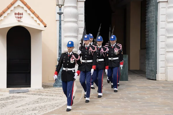 Monako Sarayı 'nda nöbetçi değişimi.