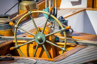 Direksiyon simidi olan eski bir teknenin detayları