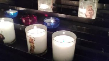 Bir kilisenin yakın çekiminde mum yaktım.