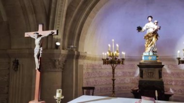 Marsilya 'daki Basilica' nın içindeki dini heykel.