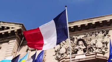 Rüzgarda dalgalanan Fransız bayrağı