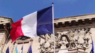 Rüzgarda dalgalanan Fransız bayrağı