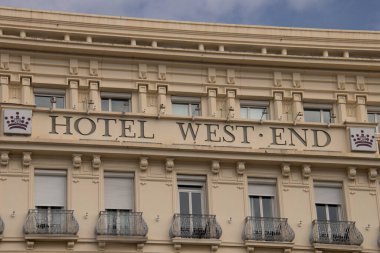 Fransa 'nın batısındaki güzel otelin manzarası.