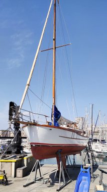 Tamir edilen bir teknenin yakınına.