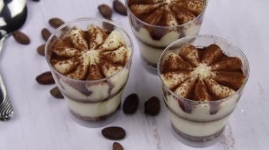 Beyaz arka planda gözlüklü nefis tiramisu.