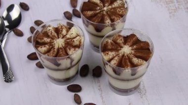 Beyaz arka planda gözlüklü nefis tiramisu.