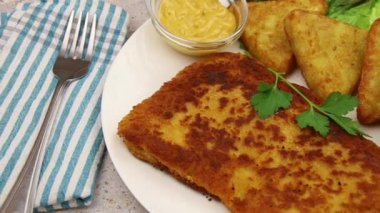 Tavada pişmiş rostisi olan pirzola.