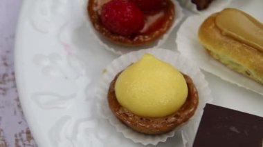 Yakın planda birkaç tatlı.