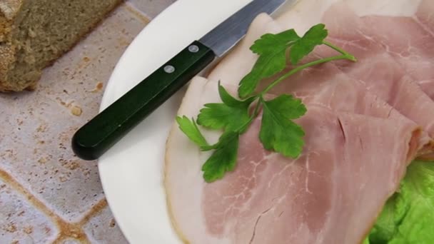 Scheibe Schinken Mit Salat Einem Teller Auf Einem Tisch — Stockvideo