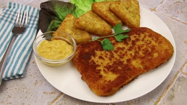 Costeleta Empanada Com Rostis Cozido Uma Placa — Vídeo de Stock