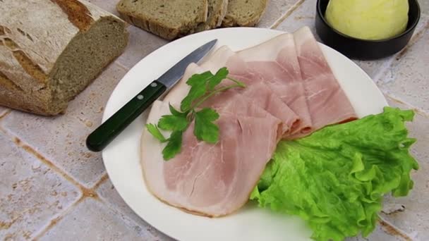 Irisan Ham Dengan Salad Piring Atas Meja — Stok Video