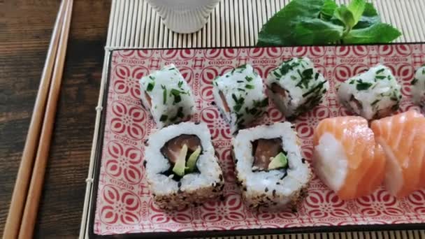 Sushi Und Maki Dan Sonnengericht Auf Einem Tisch Mit Soja — Stockvideo