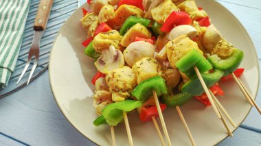 Mantarlı tavuk şişi ve çiğ biber.