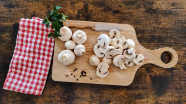 Tahta arka planda taze şampiyon mantarları