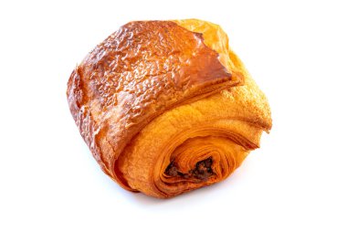 Beyaz arka planda çikolatalı kruvasan.