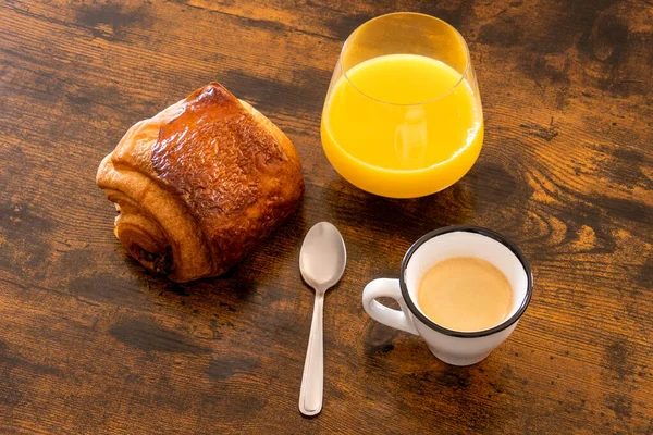 Frühstück Mit Croissant Kaffee Und Orangensaft Auf Holztisch — Stockfoto
