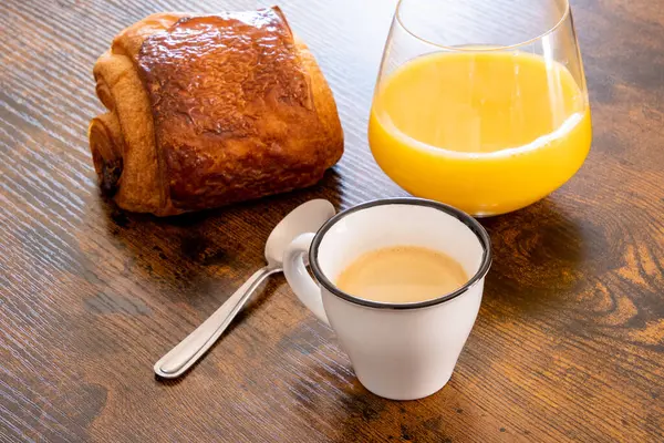 Desayuno Con Croissant Café Zumo Naranja Sobre Mesa Madera — Foto de Stock