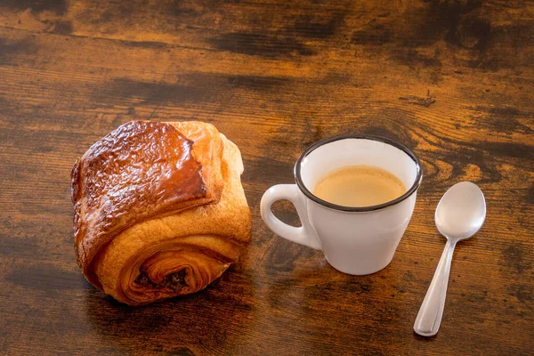 Tasse Kaffee Und Croissant Auf Holzgrund — Stockfoto