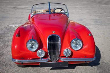 Jaguar markasının antika bir arabasını kapat.