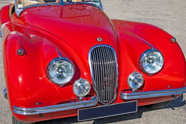 Jaguar markasının antika bir arabasını kapat.