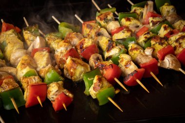 Mantarlı ve sebzeli tavuk şişi.