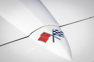 Beyaz renkli bir Chevrolet Corvette 'in logosunu kapat.