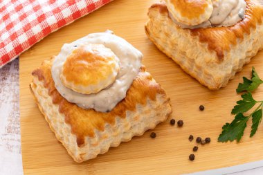 Tahtada dana pirinçle süslenmiş puf böreği.