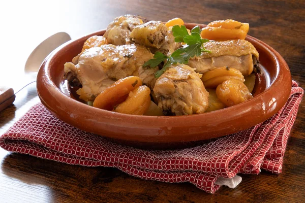 Bir parça tavuk kayısıyla birlikte bir tabakta pişirilir.