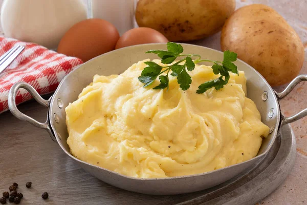 Kartoffelbrei Einem Gericht Mit Kartoffeln Milch Eiern Auf Einem Tisch — Stockfoto