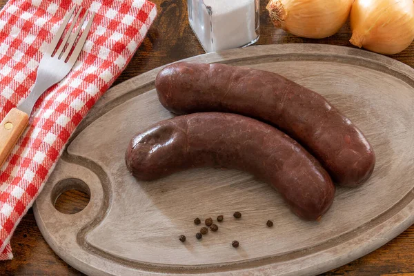 Budín Negro Crudo Sobre Tabla Madera — Foto de Stock