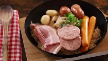 Choucroute garnie (Fransızca lahana turşusu), sosisli turşulu ve diğer pişirilmiş et ve şarküteri ile sıklıkla patates hazırlamak için kullanılan bir Alsatian tarifi..