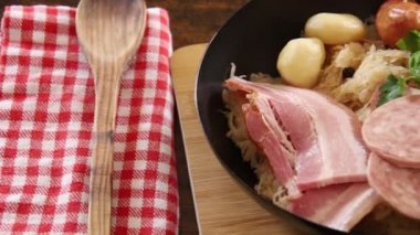 Choucroute garnie (Fransızca lahana turşusu), sosisli turşulu ve diğer pişirilmiş et ve şarküteri ile sıklıkla patates hazırlamak için kullanılan bir Alsatian tarifi..