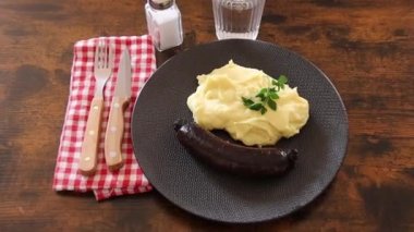 Masada patates püresiyle pişirilmiş siyah puding manzarası.