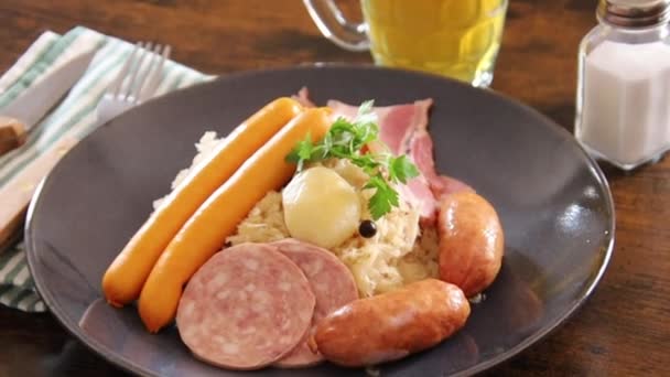 루트가니 프랑스어 Choucroute Garnie 소시지와 소금을 고기와 감자와 사우어크 라우트를 — 비디오