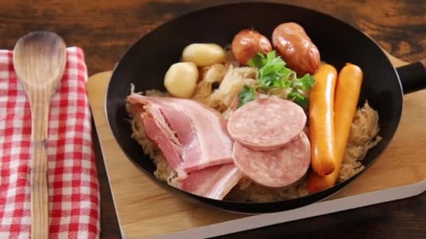 보이는 추크로 프랑스어 Choucroute Garnie 소시지와 가공된 육류와 그리고 감자와 — 비디오
