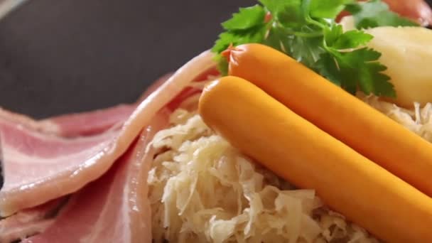 Närbild Choucroute Garnie Franska För Klädd Surkål Ett Alsace Recept — Stockvideo