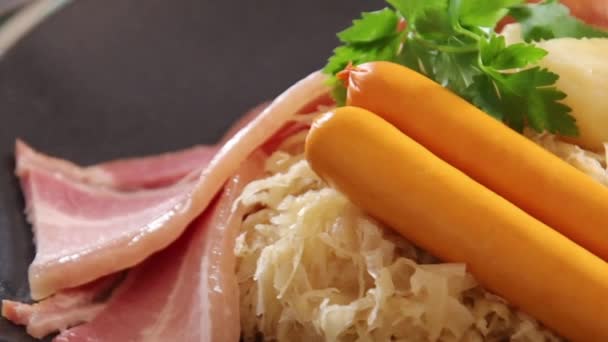 클로즈업 추크로 Close Choucroute Garnie 사우어크 라우트 소시지와 가공된 고기와 — 비디오