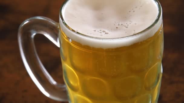 Taza Cerveza Con Espuma Una Mesa — Vídeos de Stock