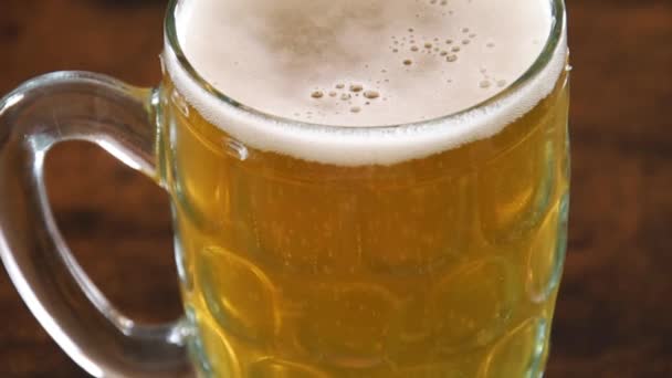 Taza Cerveza Con Espuma Una Mesa — Vídeos de Stock