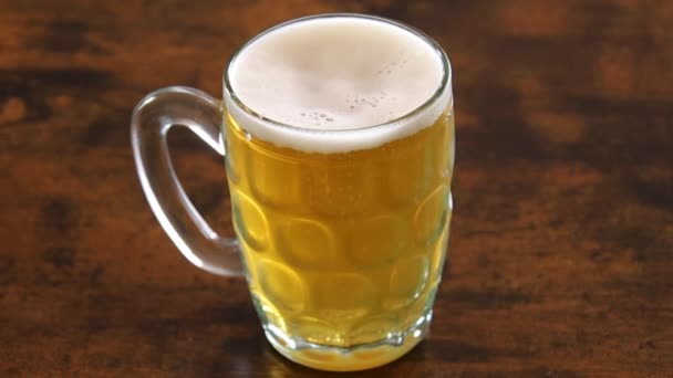 Taza Cerveza Con Espuma Una Mesa — Vídeos de Stock