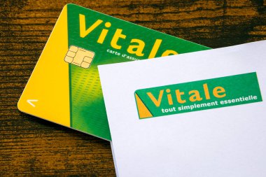 Fransa 'nın ahşap arka planına yerleştirilmiş posta ve kart vitalleri