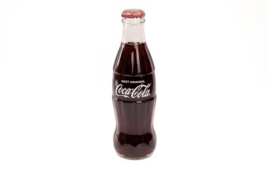 Beyaz arka planda izole edilmiş cam bir şişedeki coca-cola.