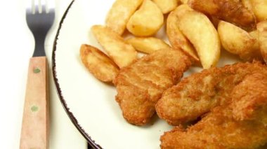 Tabağa patates ve nugget koy.
