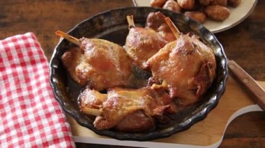 Ördek konservesi bir tabakta pişirilir.