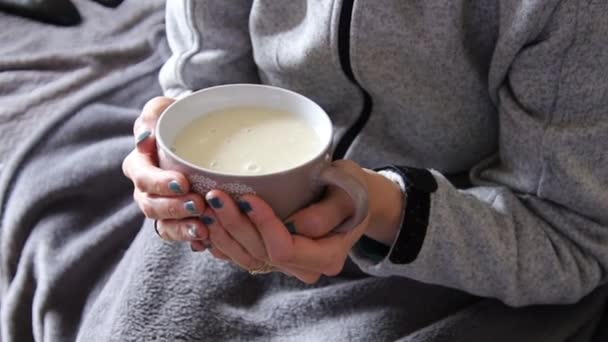 Pessoa Que Detém Uma Sopa Quente Para Reaquecer — Vídeo de Stock
