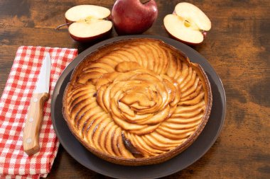 Ahşap arka planda meyveli elmalı turtanın üst görüntüsü