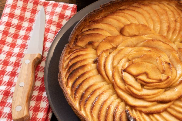 Une Tarte Aux Pommes Isolée Sur Fond Bois — Photo