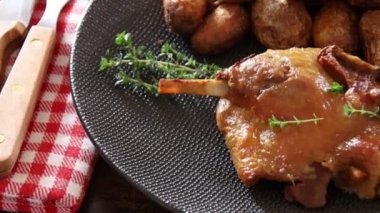 Ördek bacağı manzarası tabakta yeni patateslerle doludur.